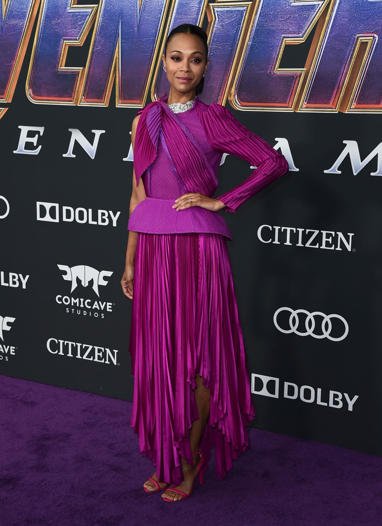 Zoe Zaldana combinó su vestido con la alfombra morada de la premiere mundial.