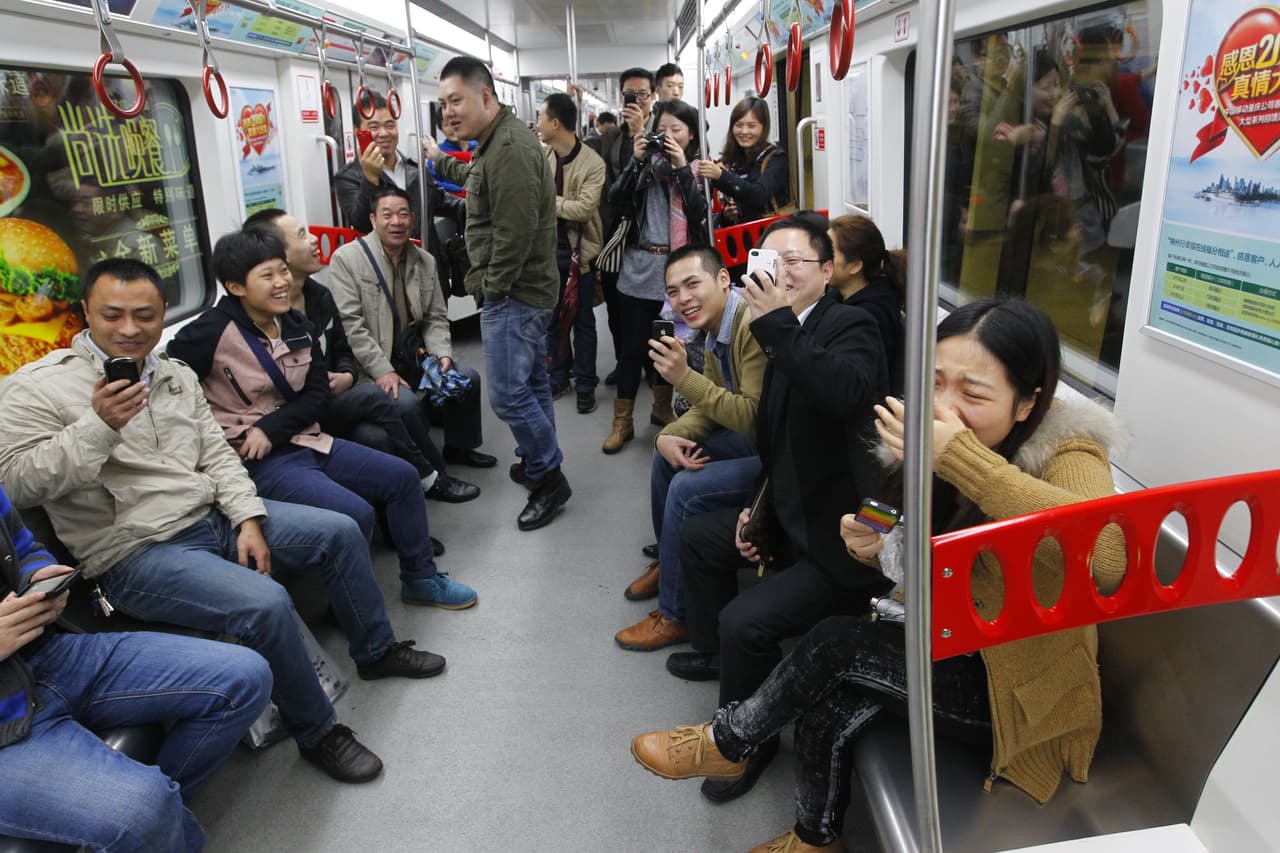 Seúl, Corea del Sur.
<br>
<br>El metro es uno de los sistemas de transporte públicos más usados en ese país. En esta imagen se aprecia como un grupo de personas lo usa para moverse en su día a día. 
<br>