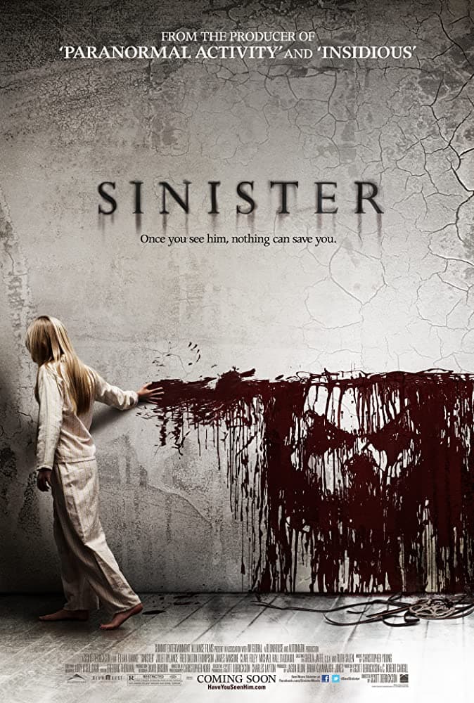 <b>Siniestro (2012) - Prime Video</b>
<br>
<br>Sigue la historia de Ellison Oswald, un escritor de historias sobre criminales, que está en un bache y está desesperado. Este descubre una cinta que muestra las muertes de una familia y promete resolver el misterio.