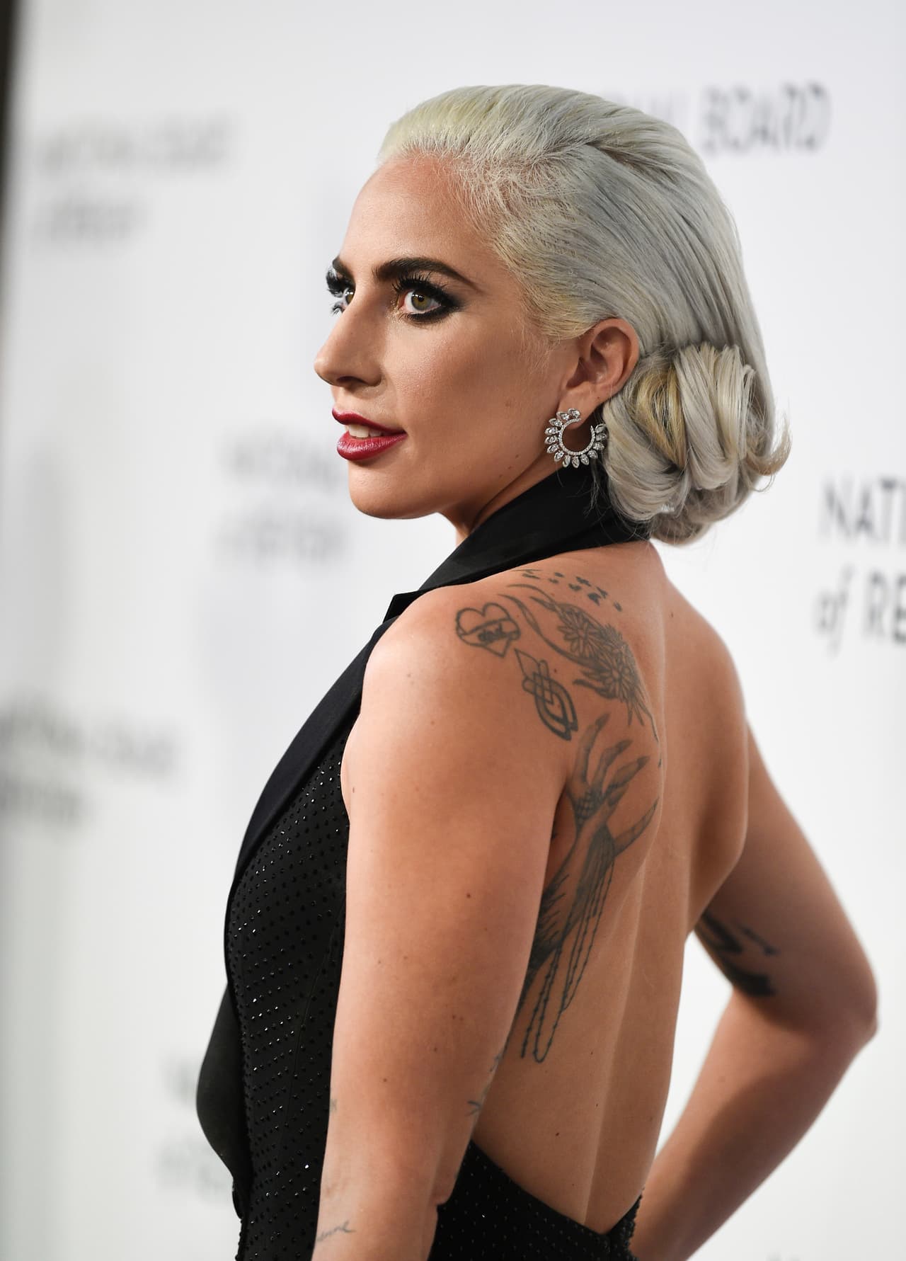Lady Gaga camina por alfombra roja de evento en Nueva York