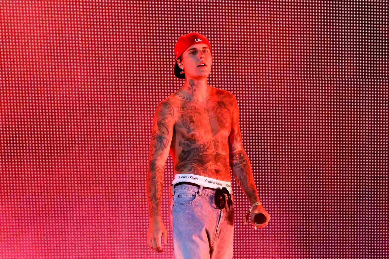 Justin Bieber sufre de parálisis en la mitad de su rostro.