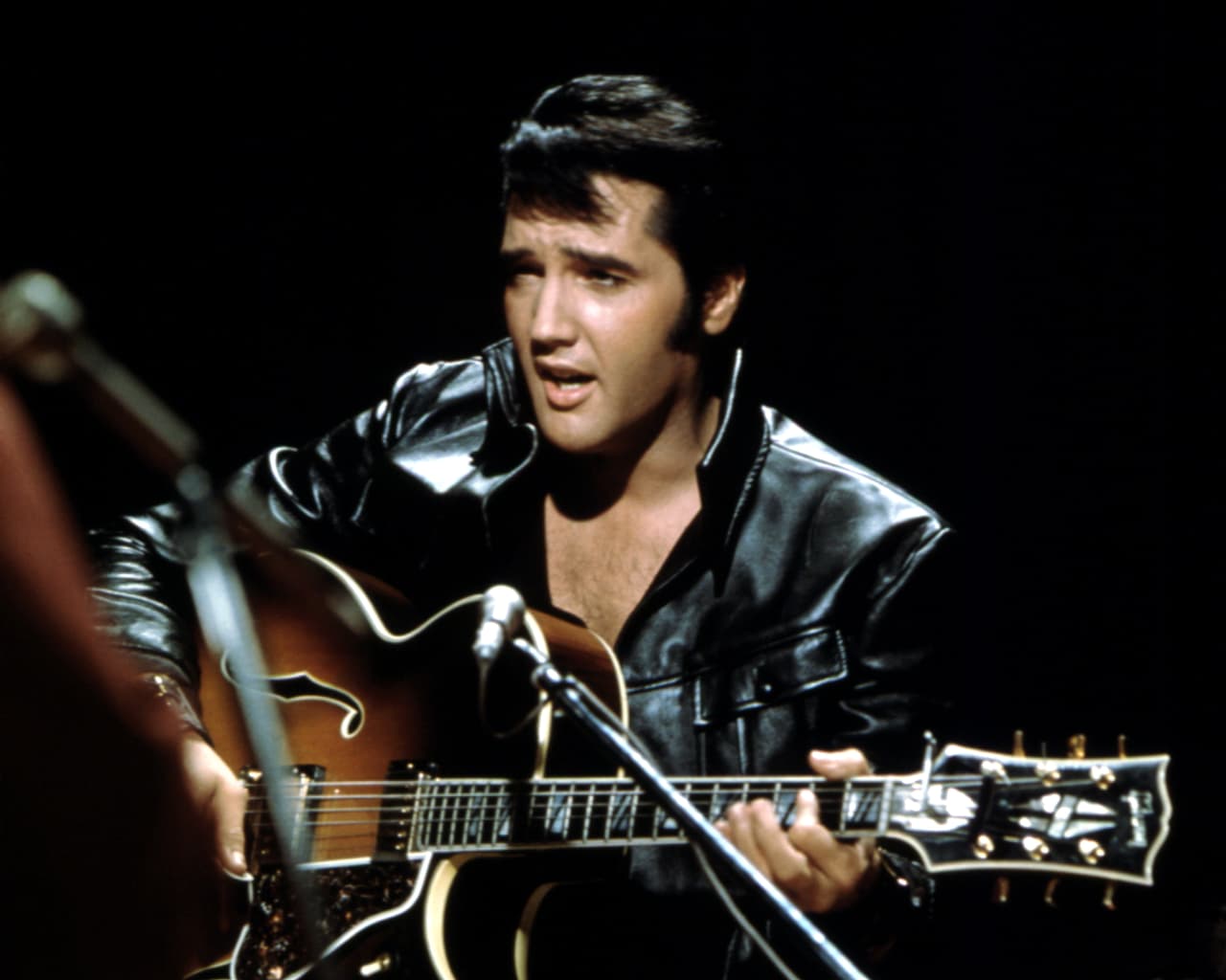 Elvis Presley es una de las figuras más importantes de la música contemporánea, por lo que su muerte impactó al mundo entero y más de uno comenzó a creer que estaba escondido en algunas de sus propiedades. De acuerdo a los fans, "El Rey" ha reaparecido discretamente en algunas ocasiones, con un look muy diferente al que se le conoció en vida.