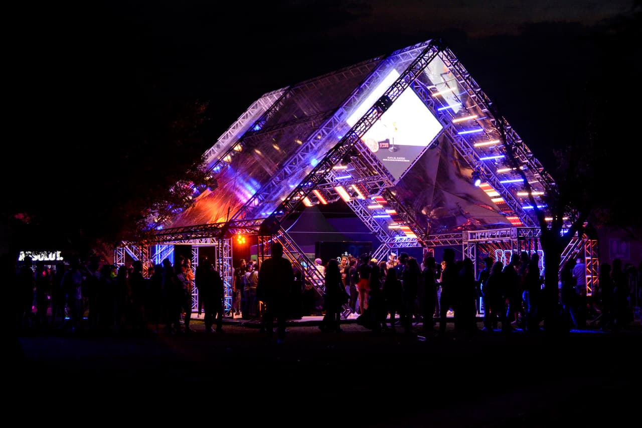 El Parque Bicentenario también contó con diferentes estructuras iluminadas.