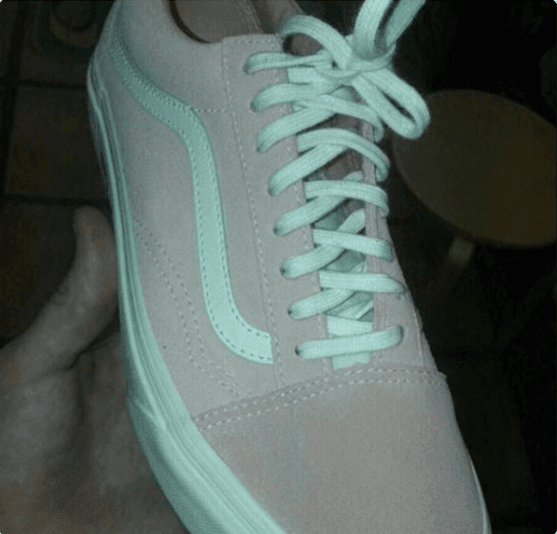 Los tenis son originalmente rosas con blanco, pero gracias a esta foto, hay personas que lo ven azul con gris.