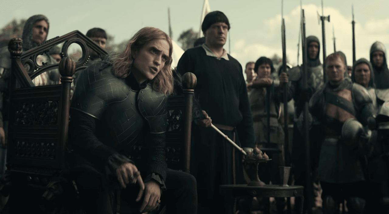 Con un cambio radical de apariencia, pudimos ver a un Pattinson rubio con una larga melena en 'The King', cinta de Netflix en la que apareció también en 2019. Aquí interpretó a un enloquecido 'Delfin' de Francia, al lado de Timothée Chalamet.