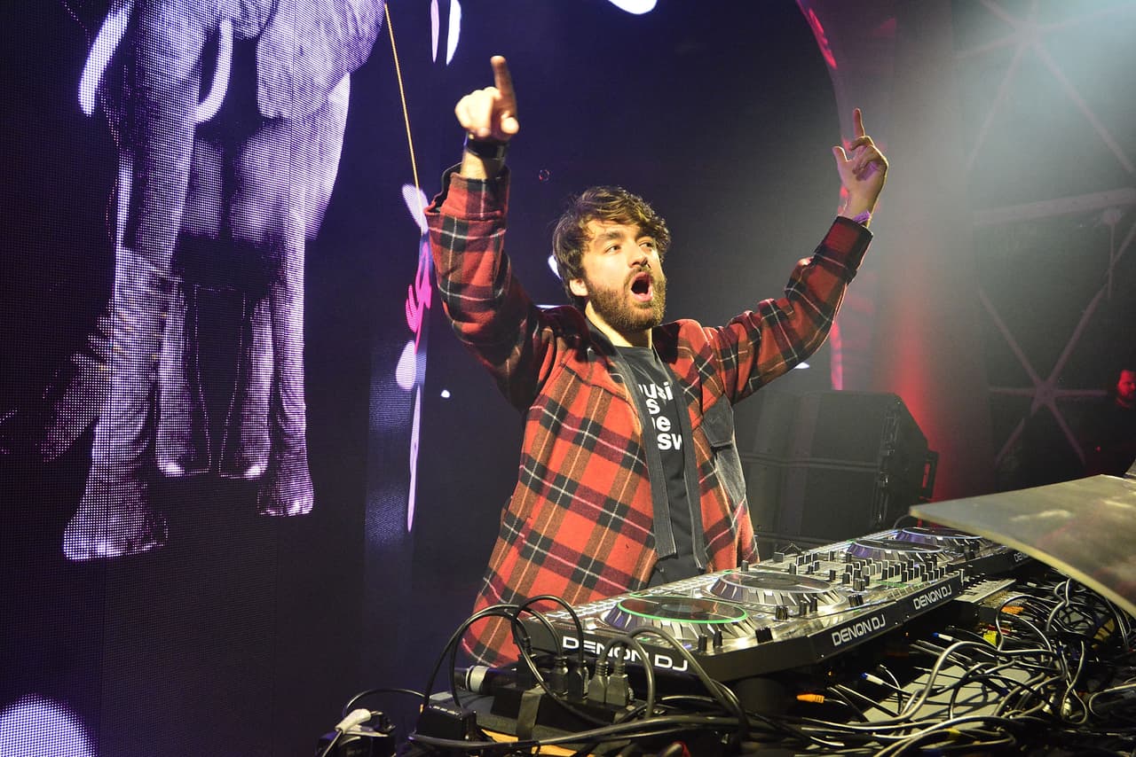 Oliver Heldens aparece en la posición número ocho de la lista gracias a su combinación de dance, con electro, disco, techo y mezclar lo mainstream con lo underground, lo cual ha sido aplaudido por los lectores de la revista especializada y sus propios editores.