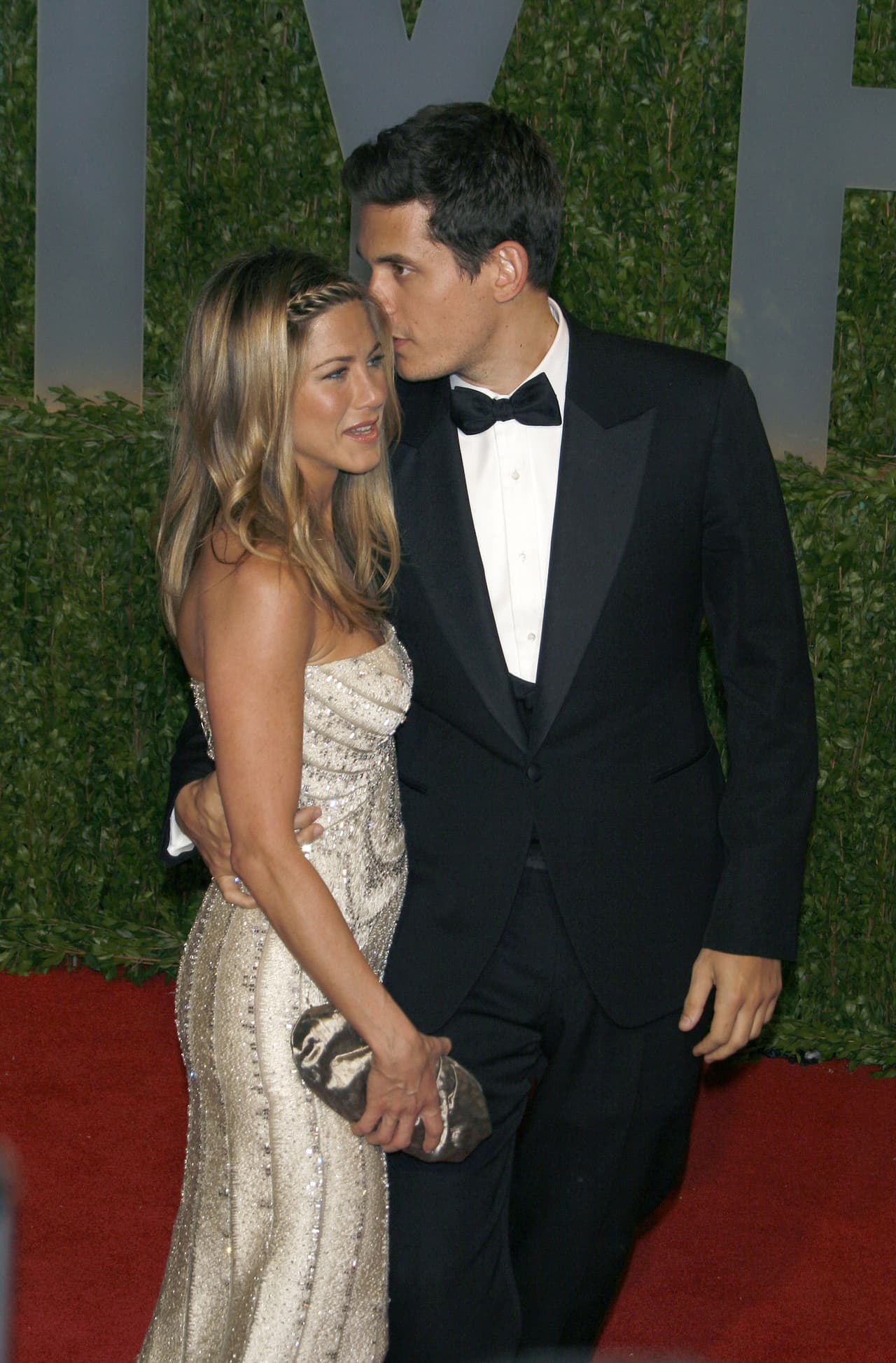 Además de su amistad, las dos estrellas tienen algo en común: ambas salieron con John Mayer. Jennifer Aniston tuvo un amorío con él en 2009.