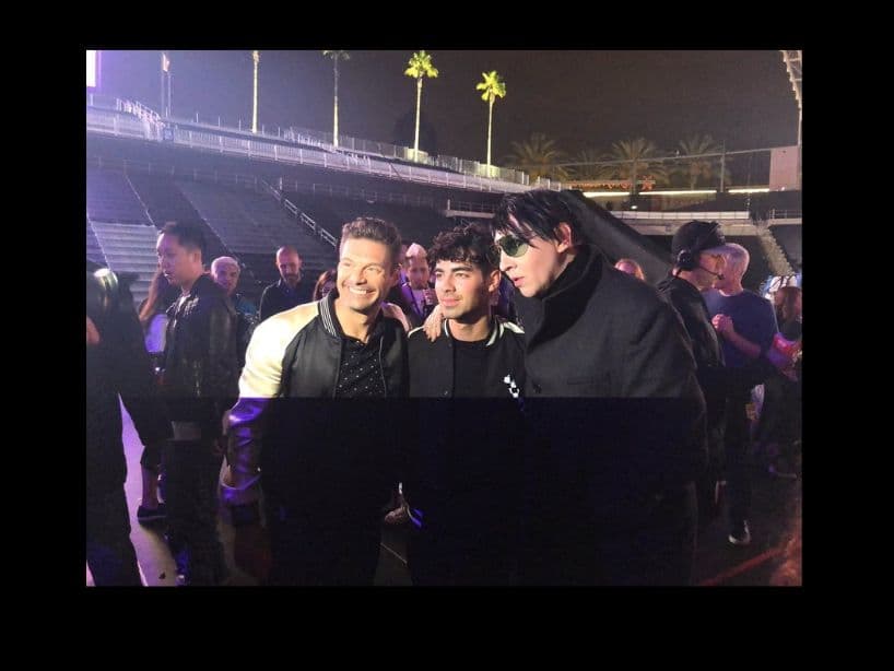 Joe Jonas y el conductor Ryan Seacrest tambien posaron al lado de Manson. En Twitter, Joe bromeó: "¡Hola, somos los Jonas Brothers y están viendo Disney Channel!"