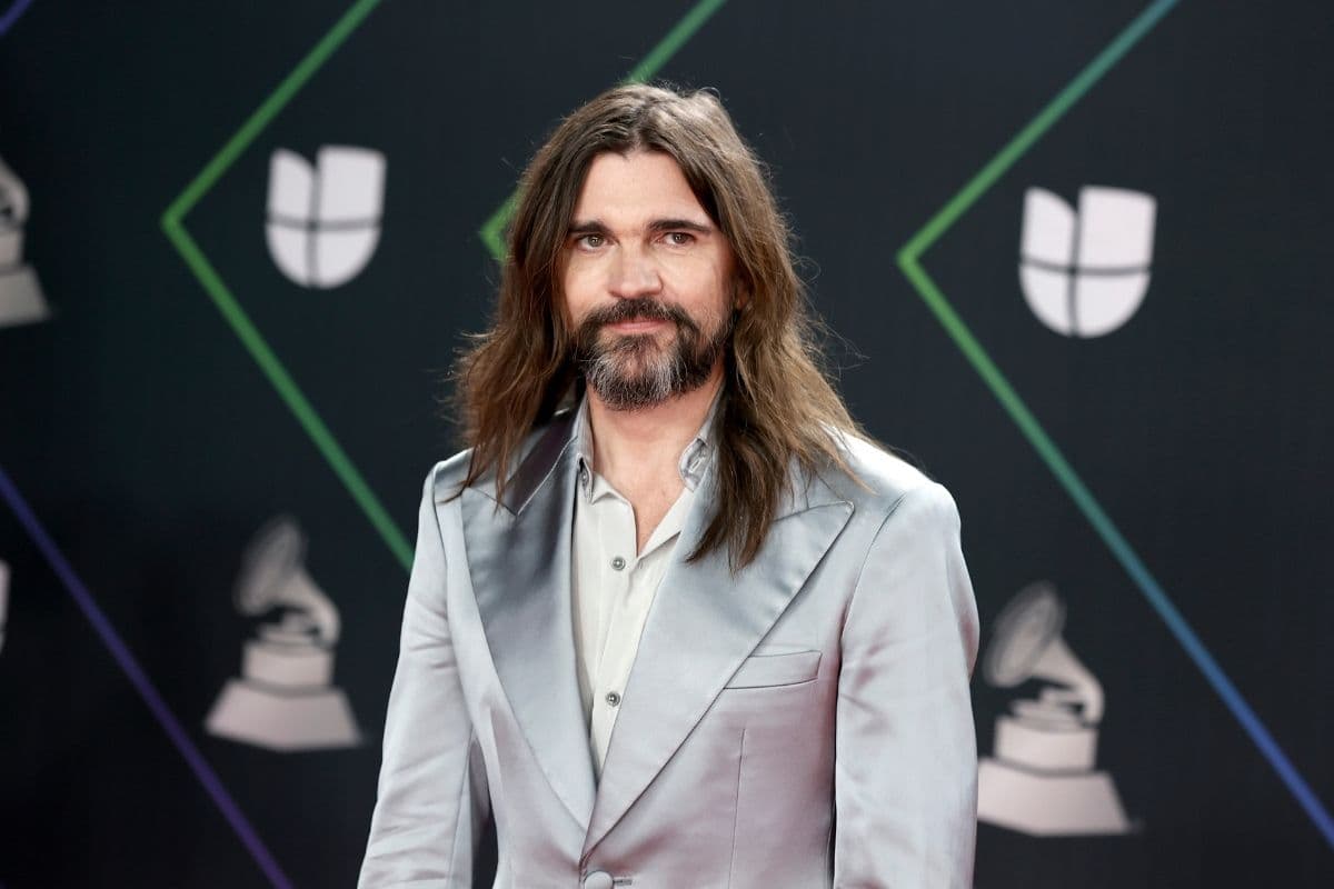 Usando un traje gris platinado y su característico cabello largo, Juanes posó frente a las cámaras del MGM Arena.