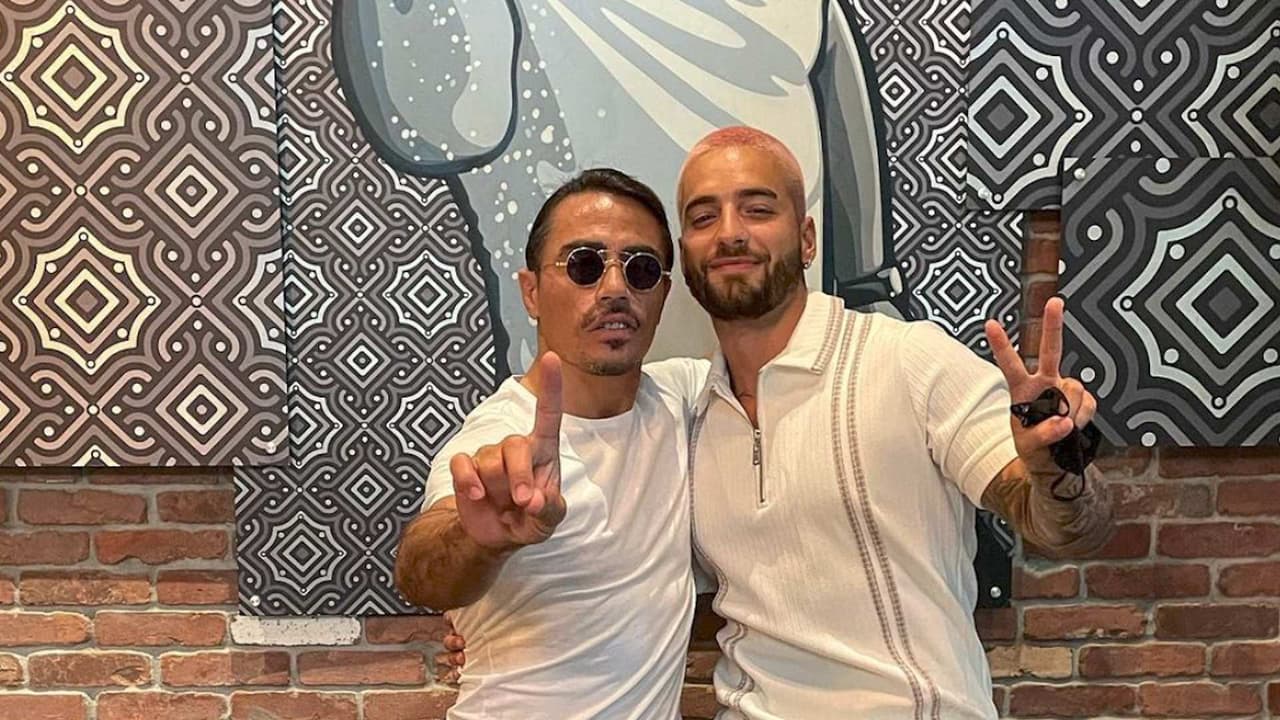 Maluma estuvo con Salt Bae y presumió su habilidad para ponerle sal a un corte bañado en oro