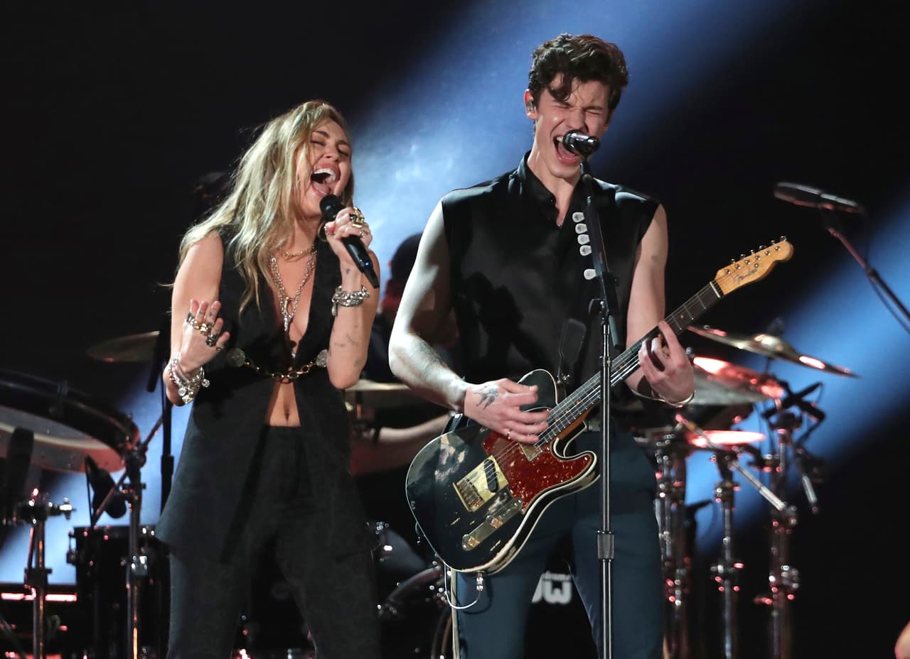 MIley Cyrus y Shawn Mendes interpretan 'In My Blood' en los Grammy 2019