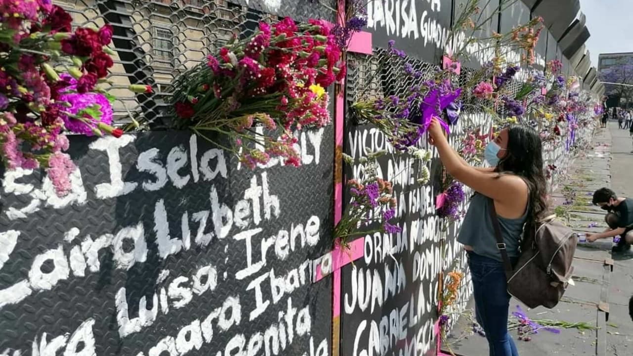 Mujeres llenan de flores el muro que levantaron como ‘protección’ al Palacio Nacional