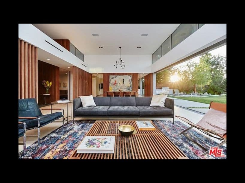 Junto al comedor hay una sala para relajarse, a un lado del jardín.