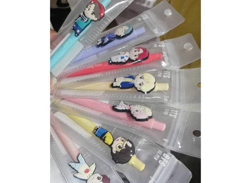 Hasta plumas con tiernos diseños, para que anotes las cosas más importantes y siempre estés pensando en BTS.