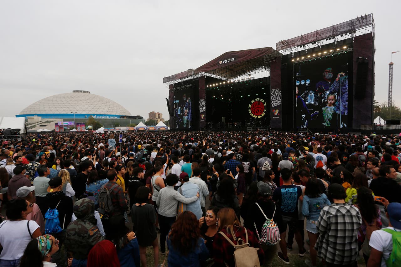 SANTIAGO, CHILE - MARCH 30: Fans enjoy a show during day 2 of Lollapalooza Chile 2019 at parque O'higgins on March 30, 2019 in Santiago, Chile. (Photo by Marcelo Hernandez/Getty Images)