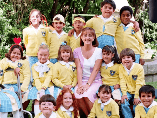 ¿Recuerdas la telenovela de 'Vivan los Niños'? Esa entrañable historia del 2002 protagonizada por traviesos alumnos interpretados por los pequeños Daniela Aedo, Óscar Alberto López, Natalia Juárez, Christian Stanley, Andrés Márquez, Juan de Dios Martín, Danna Paola, entre otros, además de Andrea Legarreta como "Lupita" y Eduardo Capetillo como "Emiliano".