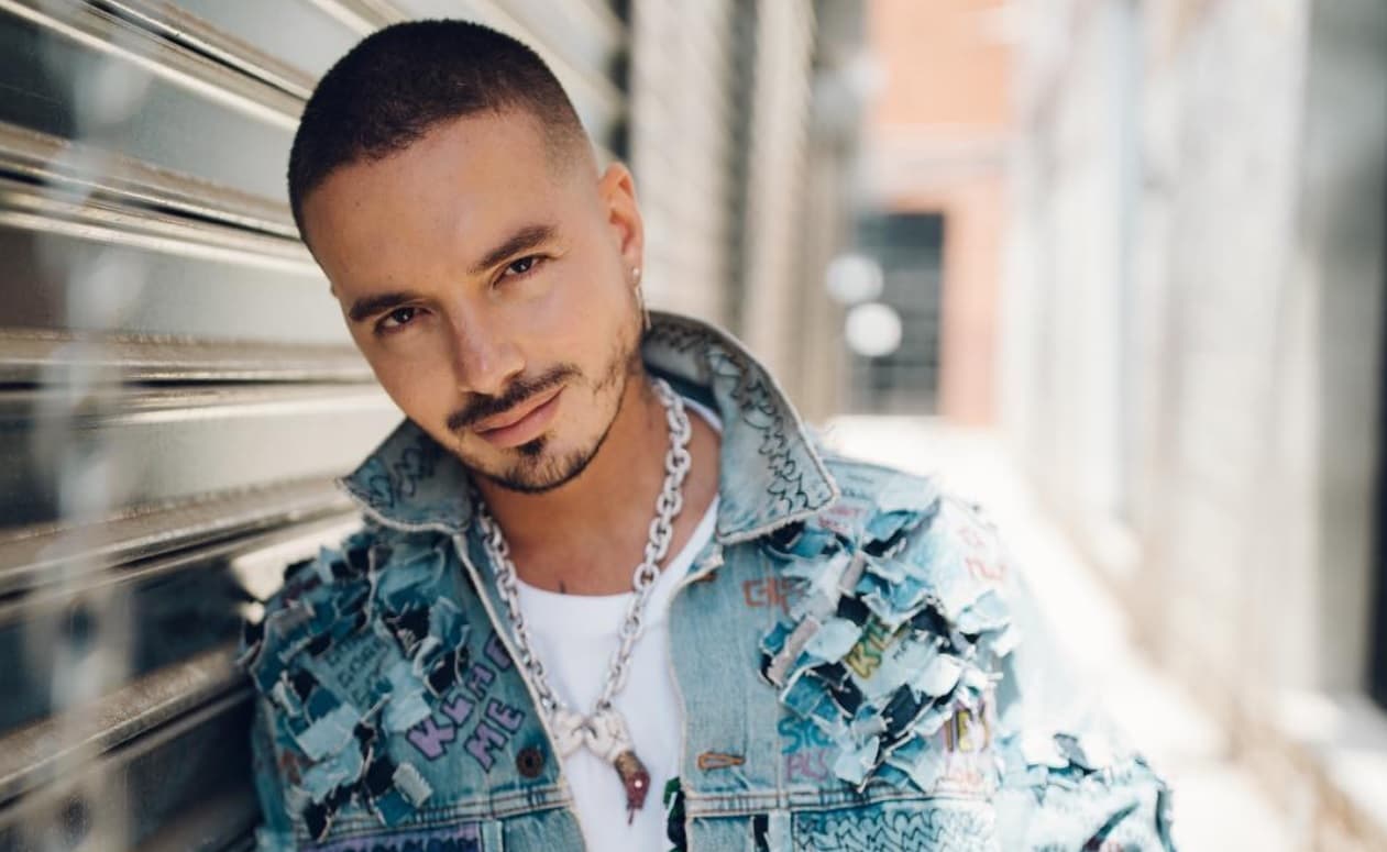 J Balvin estrena "Blanco", un video musical lleno de gatos voladores