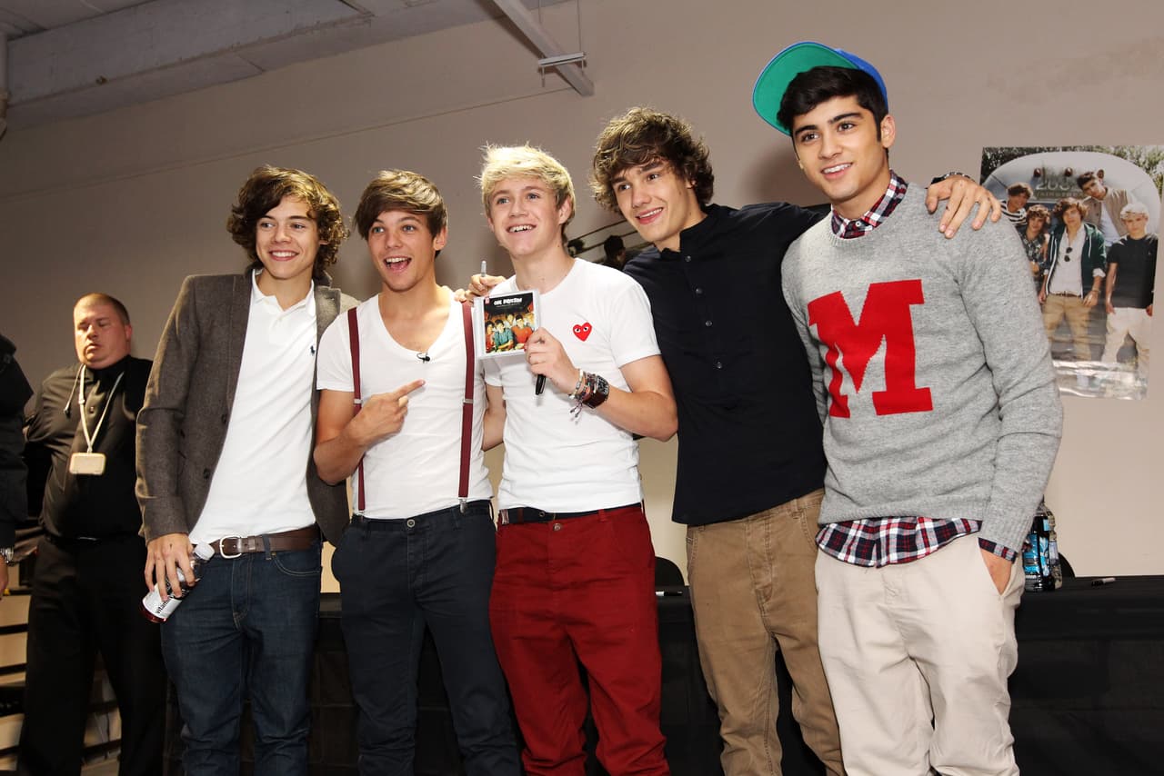 One Direction lanzó su primer disco, “Up All Night” en el 2011. Este incluye “What Makes You Beautiful”, canción que alcanzó el número 1 de popularidad en distintos países. Un año después, estrenaron su segundo álbum, “Take Me Home”.