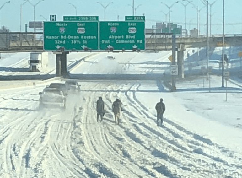 Fue tanta la nieve, que las grandes autopistas quedaron completamente cubiertas, por lo que las autoridades recomendaron no conducir en las carreteras heladas.