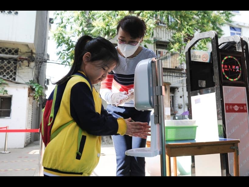 También se tienen que desinfectar las manos antes de iniciar su jornada estudiantil. Incluso en algunos lugares de China instalaron máquinas que suelta un líquido sanitizador bucal, para que cualquier bacteria de COVID-19 en la saliva deje de existir.