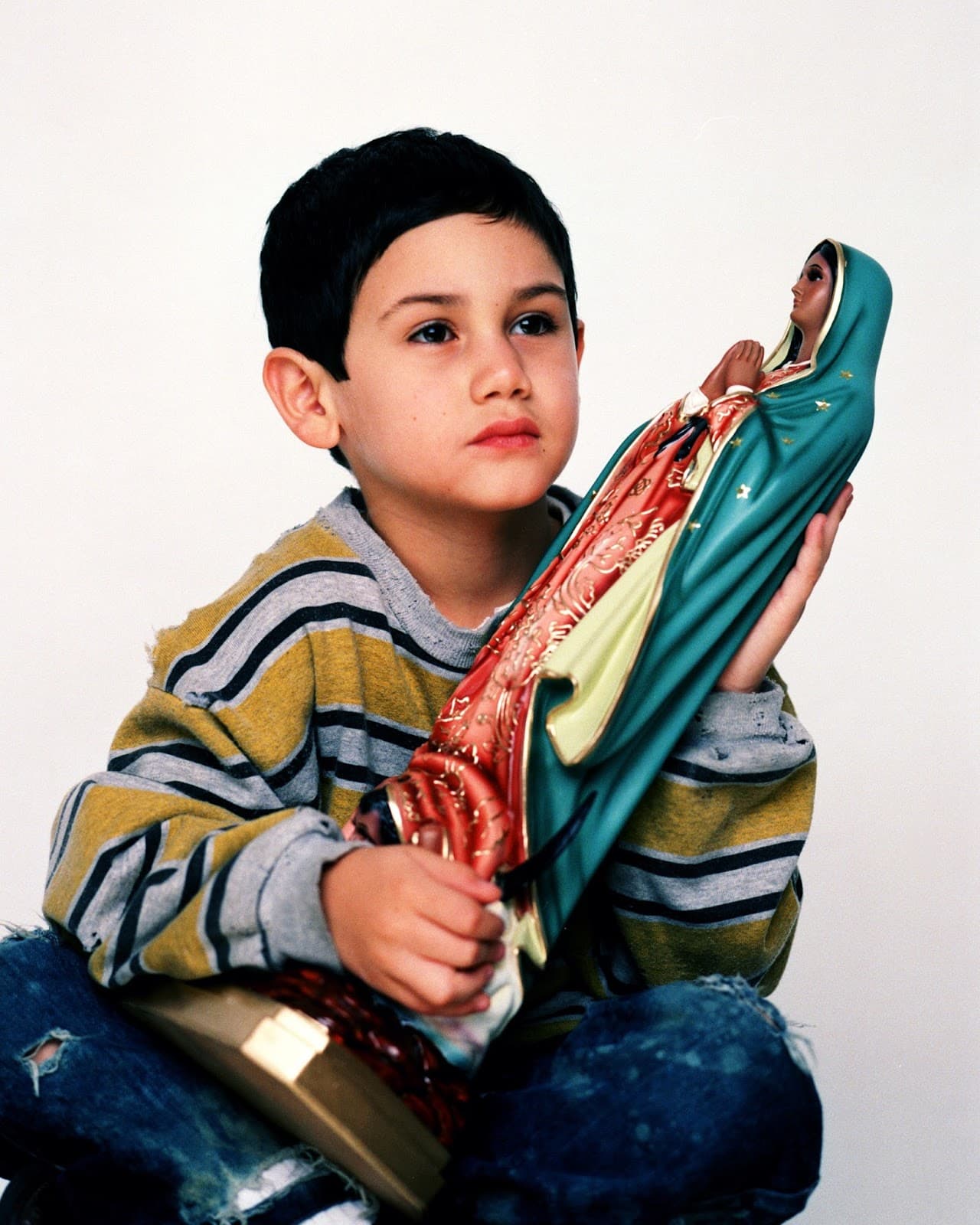 Alejandro Speitzer nació el 21 de enero de 1995. Aunque su carrera artística la inició desde muy pequeño en ‘Plaza Sésamo’, fue en el 2000 cuando debutó en las telenovelas al protagonizar ‘Rayito de Luz’, melodrama infantil producido por Rosy Ocampo.