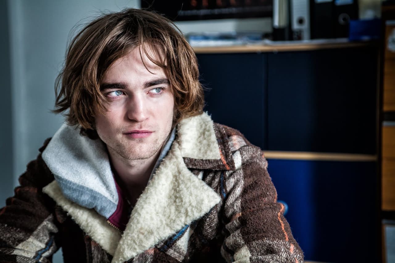 Con una cabellera larga y un look totalmente diferente al de Cedric, Robert protagonizó 'How to Be', una comedia en donde personificó a un veinteañero teniendo una crisis de edad.