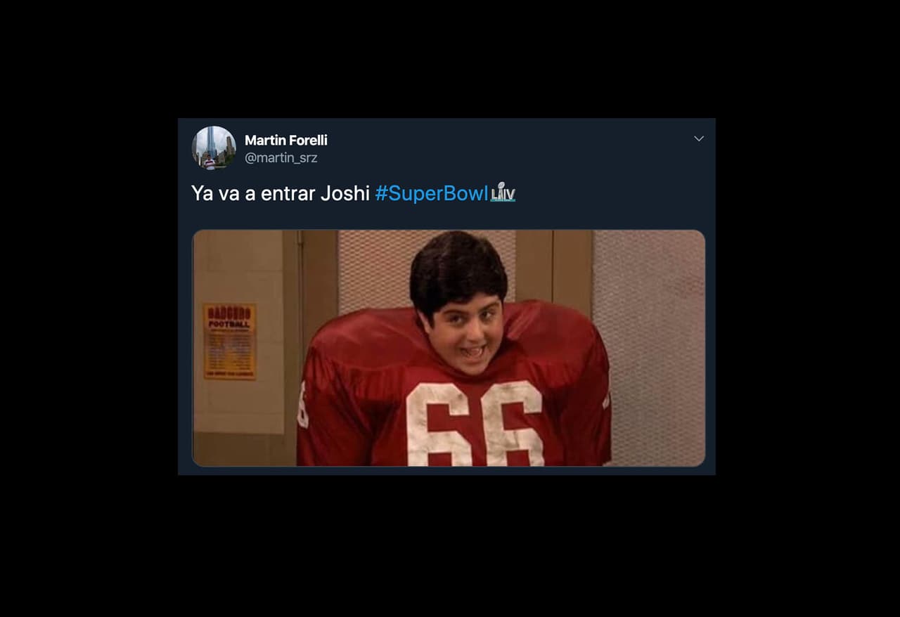 El partido seguía avanzando y la gente esperaba ver a su jugador favorito entrar a la cancha.