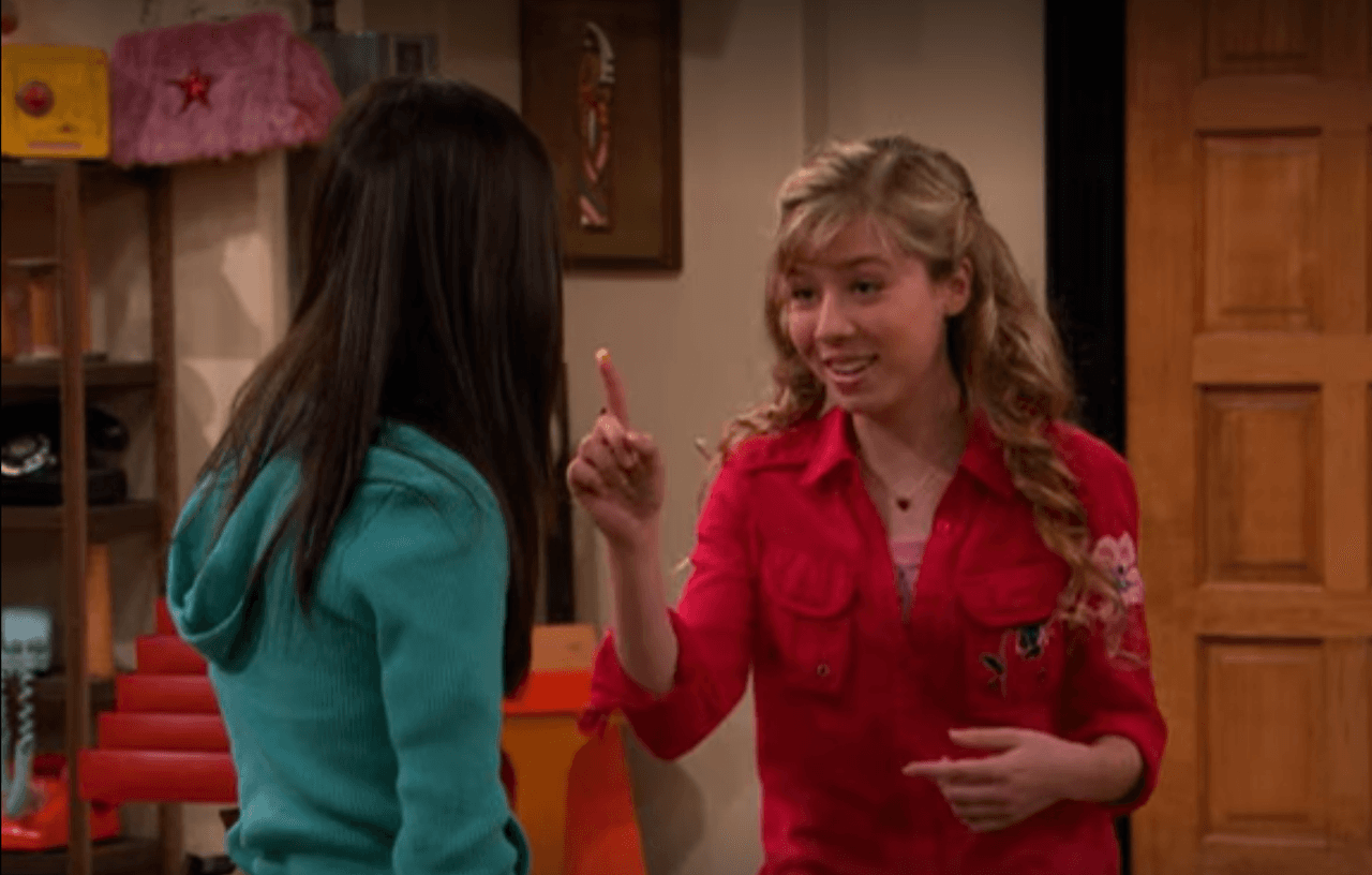 ¿Qué tal este momento en el que Sam no podría haber sido más Sam?:
<br>Sam: "Lo tengo, lo tengo"
<br>Carly: "¿Ya tienes una idea para el concurso?"
<br> Sam: "No, ¿ya olvidaste un trozo de maíz que tenía atorado en mis dientes?"
<br> Carly: "No".
<br> Sam: "Aquí está".