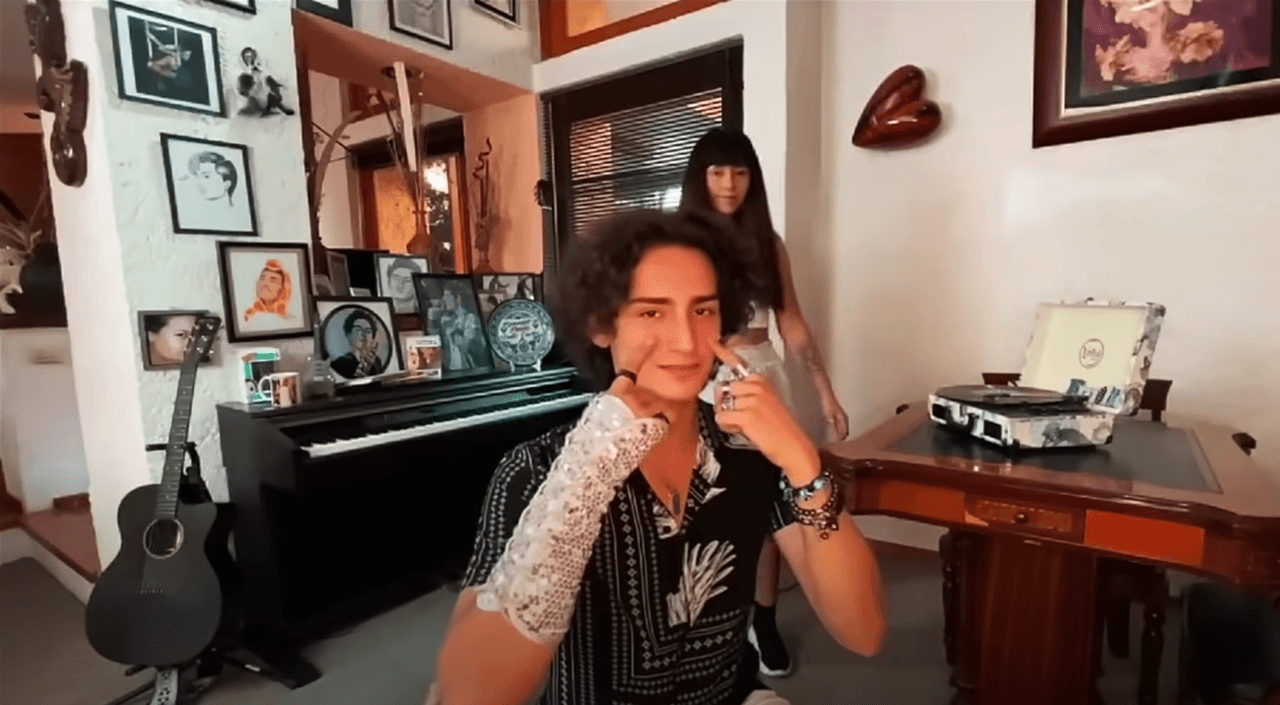 La música y la convivencia familiar no son las únicas actividades importantes para el intérprete de ‘Danzón’. Durante esta cuarentena, Emilio se ha decidido por probar cosas diferentes y ayudar más en las labores del hogar. Niurka, su mamá, se ha encargado de encontrarle algunos quehaceres para pasar el tiempo.