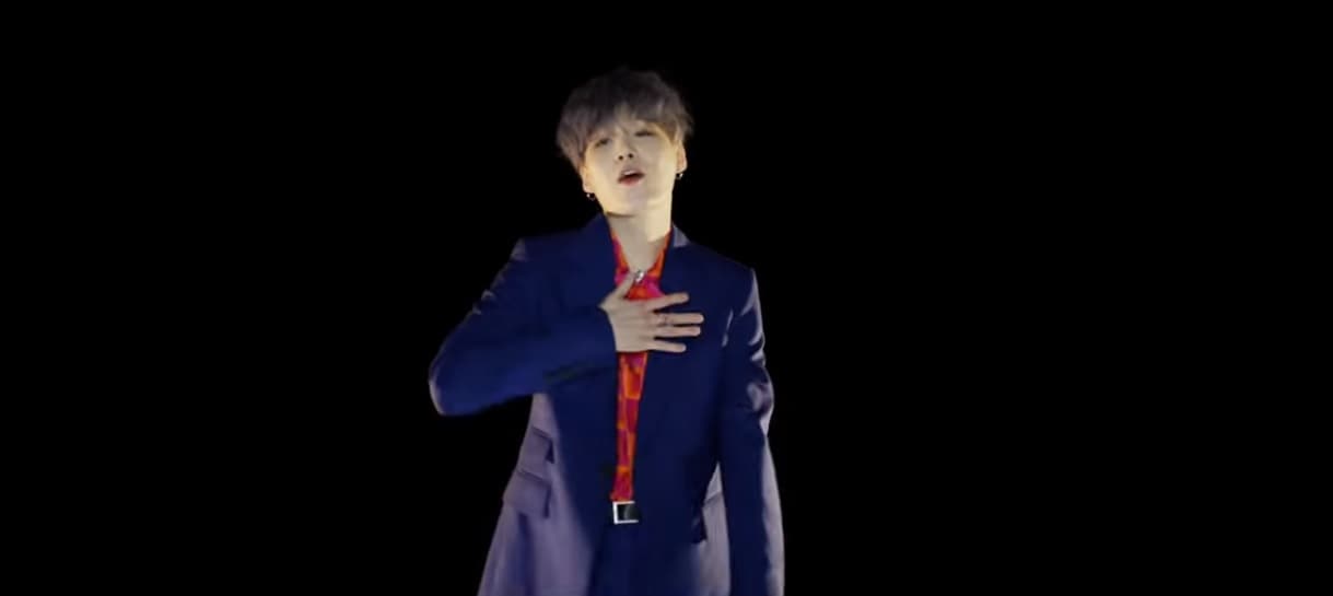Suga no teme combinar contrastes en colores y formas.