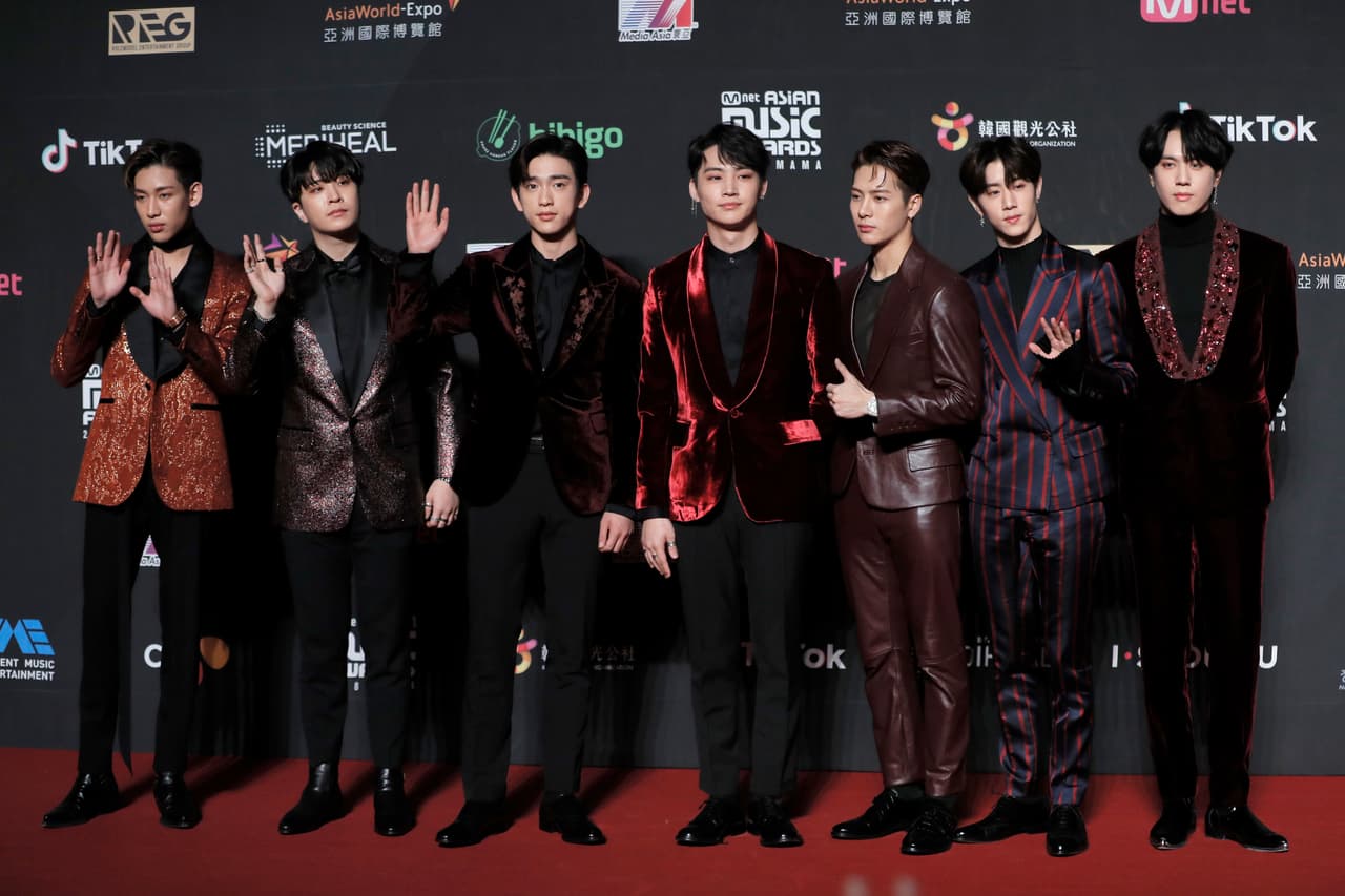 Los miembros de GOT7 no le temen a los riesgos y utilizan modas vanguardistas: texturas de terciopelo, atuendos con rayas, pantalones entubados y zapatos negros.