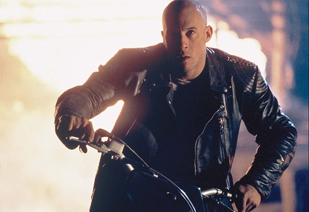 Harry L. O’Connor, doble de Vin Diesel, perdió la vida en una escena de Triple X cuando tenía que hacer rappel, pero la cuerda se soltó y provocó que se golpeara contra un puente, falleciendo al momento.