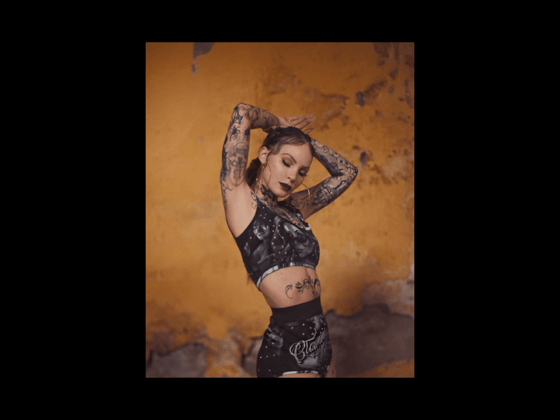 "Amor A Primera Vista" fue estrenado el 15 de junio y también participó Lalo Ebrad. Durante el video de promoción el estilo de Belinda era completamente distino.