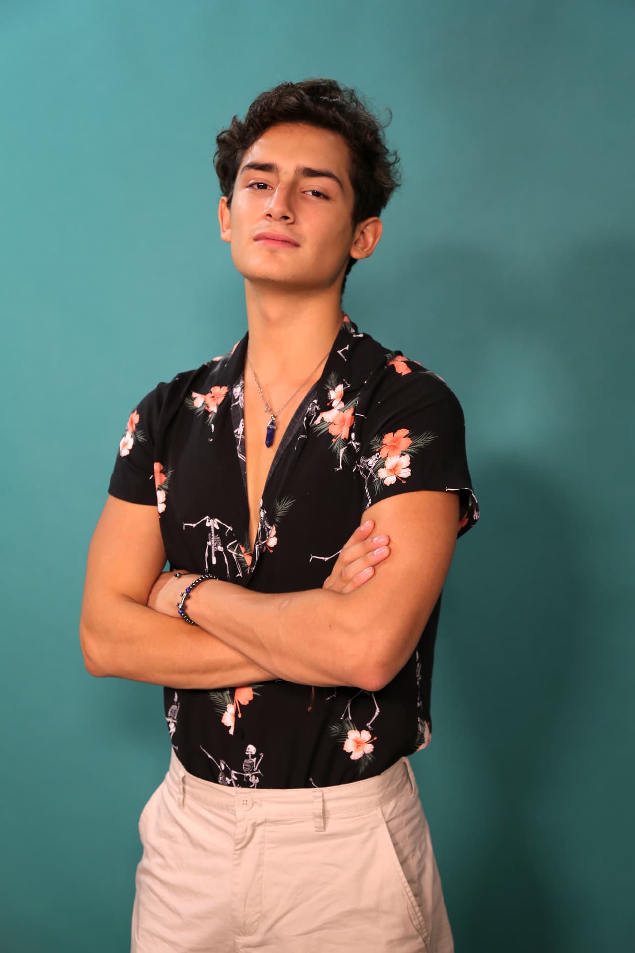 Además de grabar un video y sorprender a sus fans, ¿qué más hace el cantante en estos días? “Me despierto, hago ejercicio, hago el desayuno con mi madre, siempre, nos sentamos a desayunar. Checamos si faltan cosas en la cocina, para cuando tengamos que ir al súper. No salimos, así que estoy componiendo con la guitarra; estudio, estoy con mis clases de vocalización, mis clases normales y también mis clases de composición”. 
<br>