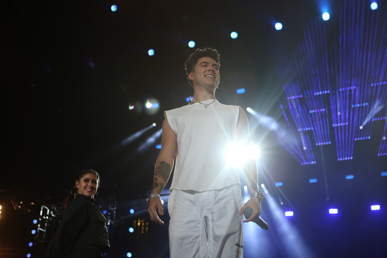 "Ay!," Mario Bautista encendió el escenario de los Premios Telehit