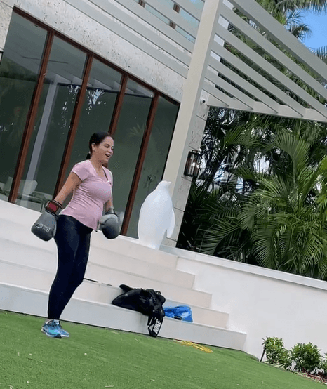 Natti se mantuvo lo más activa posible, practica kickbox y se ejercitó a diario en su lujosa casa ubicada en Miami, Estados Unidos, todo para seguir en el mejor estado de salud y recibir a su bebé.