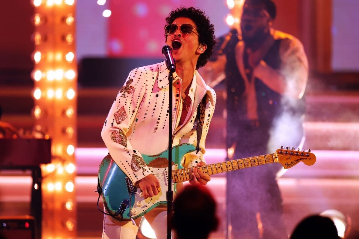 Silk Sonic actuó en los Grammy 2022 como el show de apertura en el MGM Arena de Las Vegas