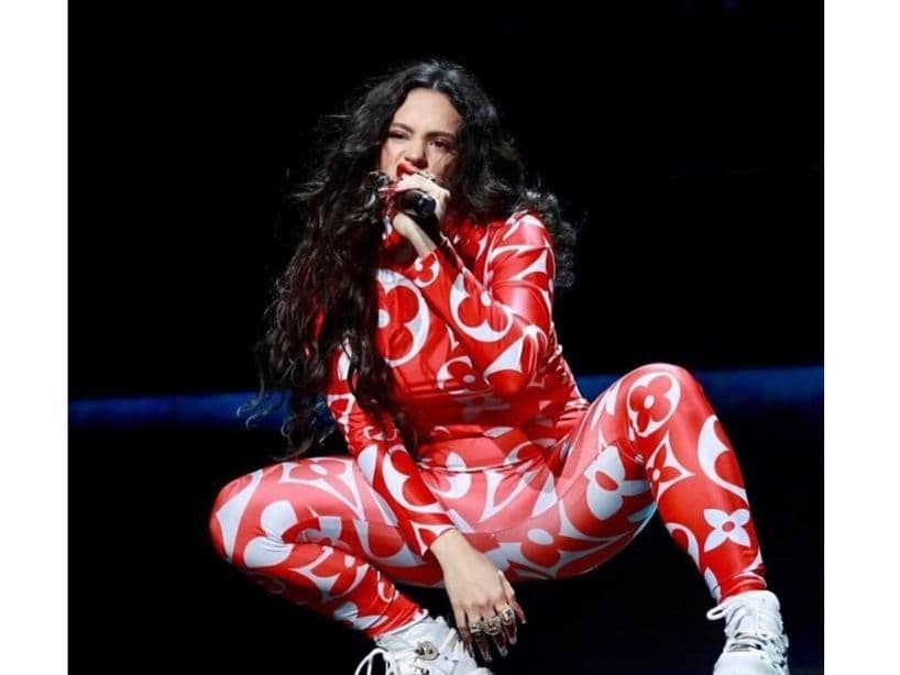 En el concierto, donde Rosalía usó un traje completo de Louis Vuitton, sonaron temas como "Con Altura", el cual Kylie Jenner había bailado anteriormente en un video que publicó en sus redes sociales.