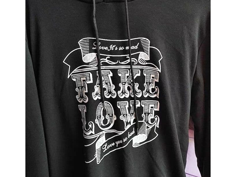 Las canciones de BTS llegaron a playeras, que los fans pueden usar con orgullo si pagan alrededor de $1450 pesos por cada una.