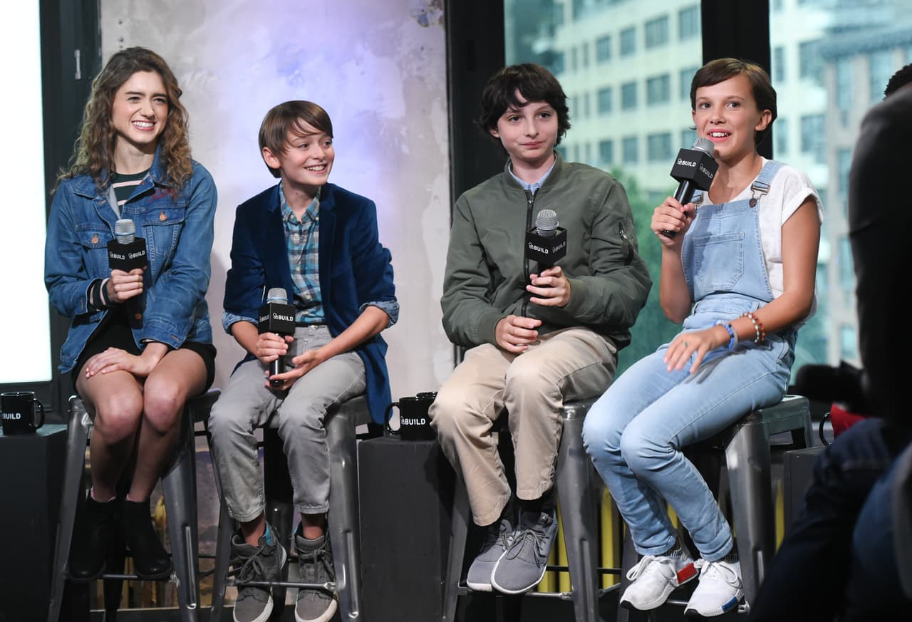 La serie estrenó en 2016 y el elenco lucía muy joven, pues gran parte de él, estaba conformado por los pequeños niños. En esta imagen, Natalia Dyer, Noah Schnapp, Finn Wolfhard y Millie Bobby Brown ofrecen una entrevista.