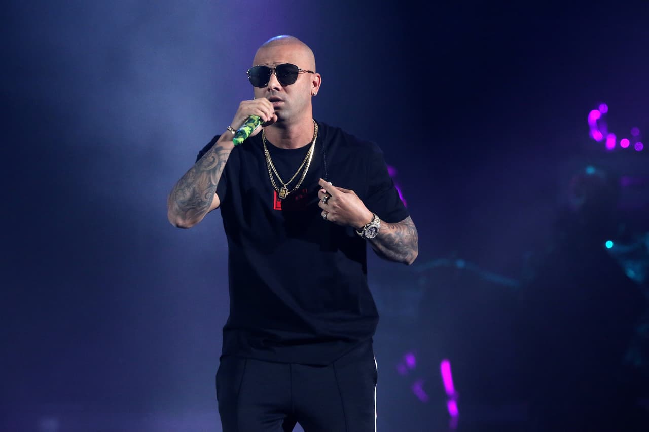 INGLEWOOD, CA - NOVEMBER 19: Recording artist Wisin performs onstage during Uforia's 'K-Love Live!' at The Forum on November 19, 2017 in Inglewood, California. (Photo by JC Olivera/WireImage)