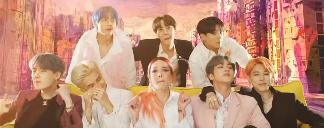 BTS lanzó Boy With Luv' con Halsey, primer sencillo de su nuevo disco de estudio, 'Map of the Soul: Persona'. El tema está acompañado de un video musical que refleja su gusto por la moda.