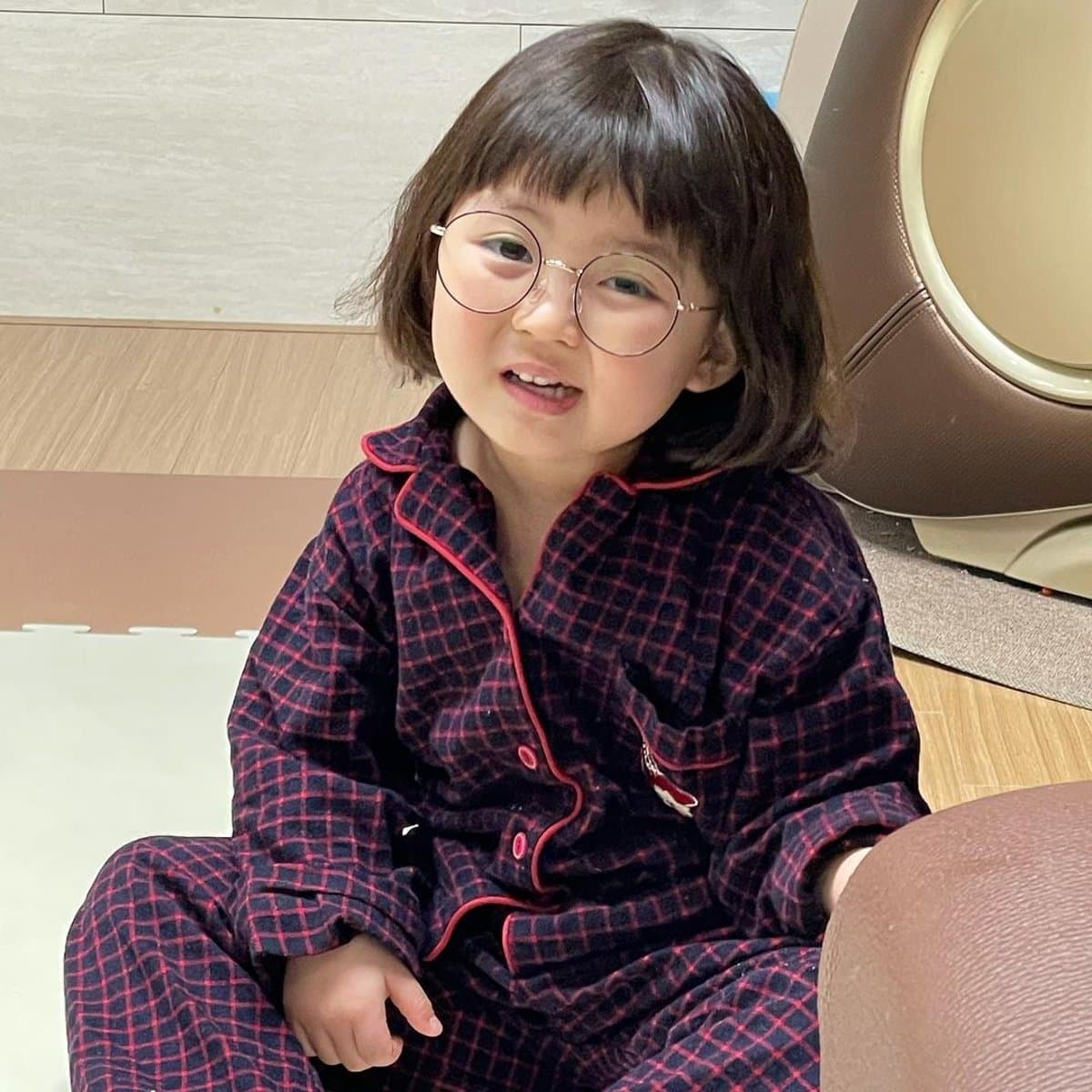 Prohíben el uso de la imagen de la ‘niña coreana’ de stickers y memes