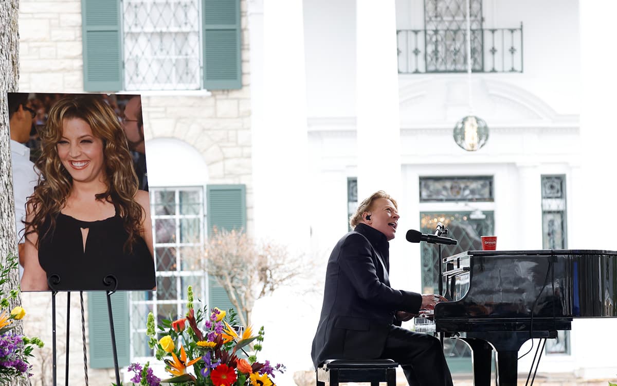 Axl Rose rindió tributo a Lisa Marie Presley durante su servicio memorial en Graceland