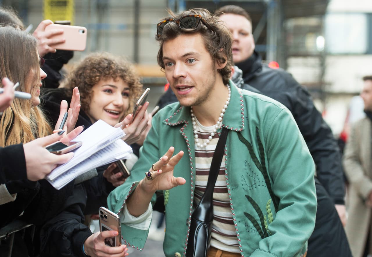 No importa si es para salir a la calle a saludar a sus fans o para subirse a un escenario, Hazza está comprometido con experimentar con la moda y se ve muy cómodo haciéndolo.