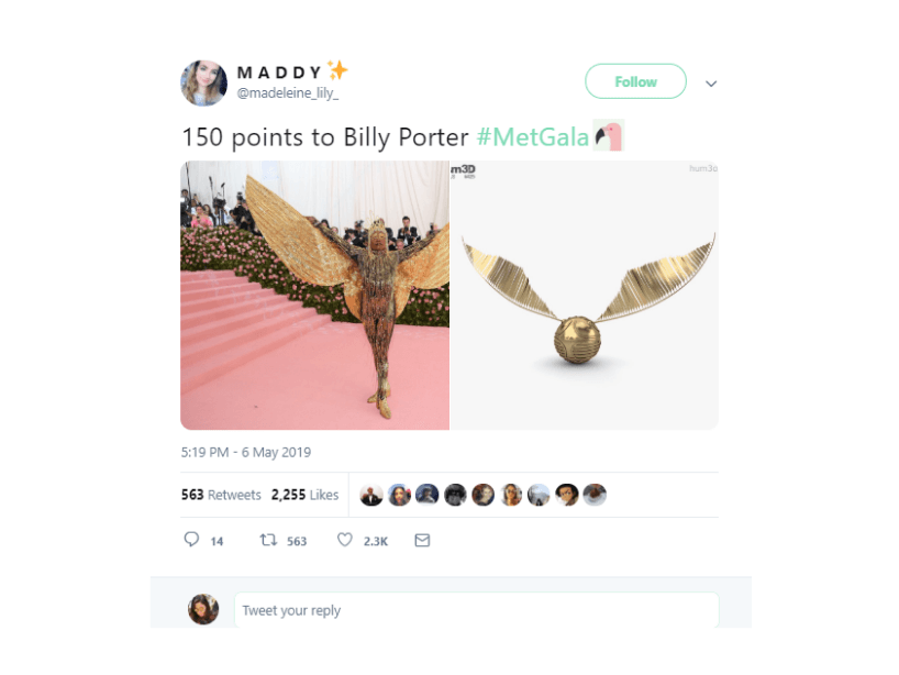 Las alas de su vestimenta camp también fueron similares a las de una Snitch Dorada de Harry Potter.