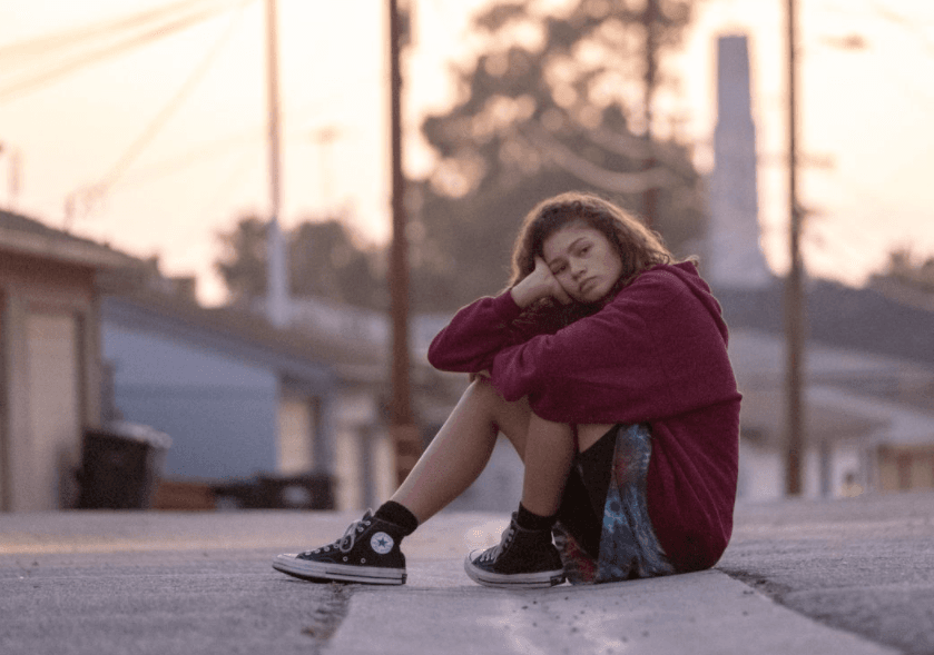 En la serie, Zendaya interpreta a una joven que tiene problemas con las adicciones, la cuales afectan profundamente su vida y a todos los que le rodean. Su personaje, inspirado en la propia historia del creador de la serie, Sam Levinson, impactó a miles de personas alrededor del mundo debido a la encarnación que le dio a una chica que enfrenta dramas de adolescencia.