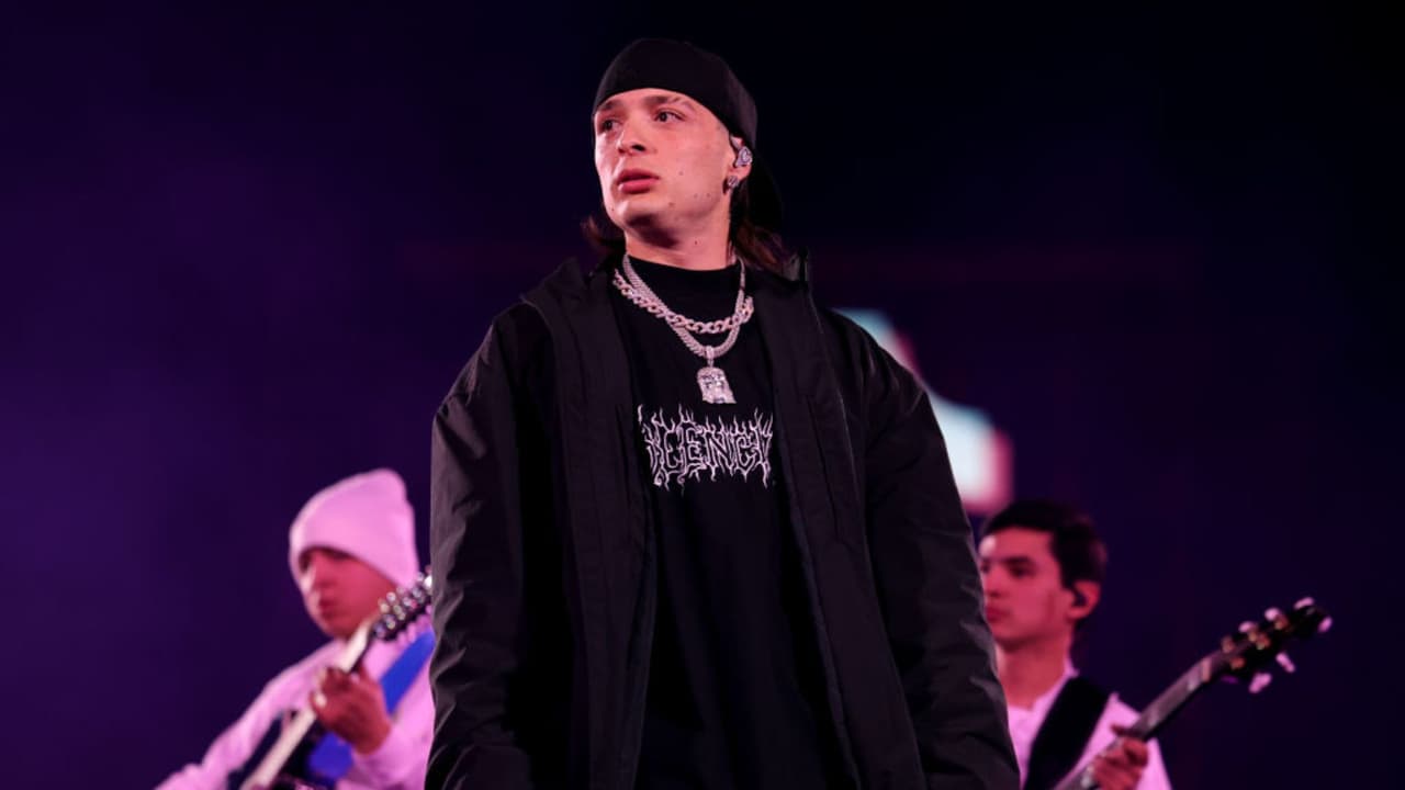 Jimmy Fallon se pone peluca a lo Peso Pluma