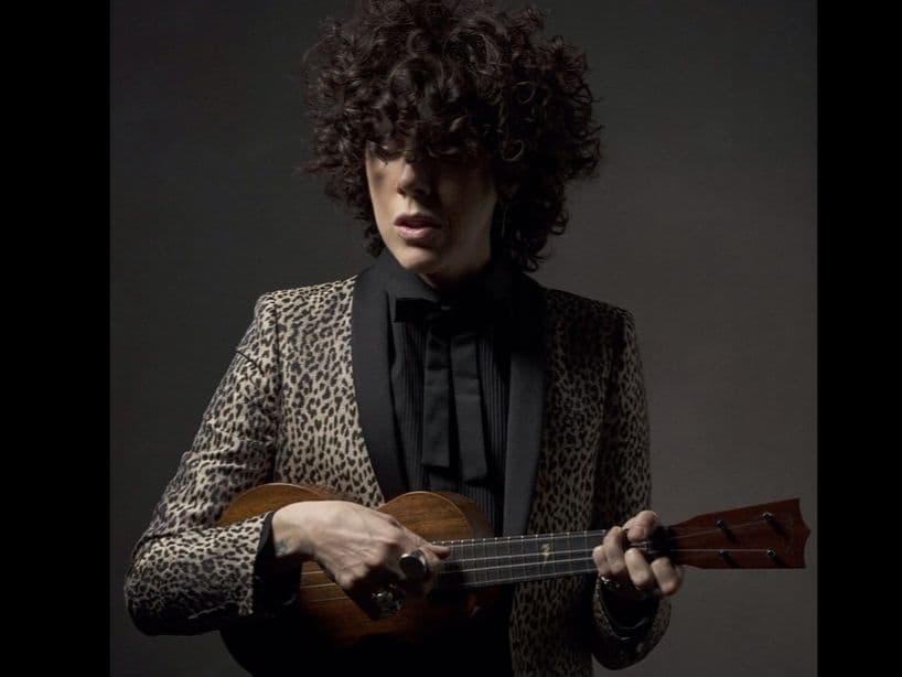 LP no solo es cantante, sino que también toca la guitarra y el ukulele.