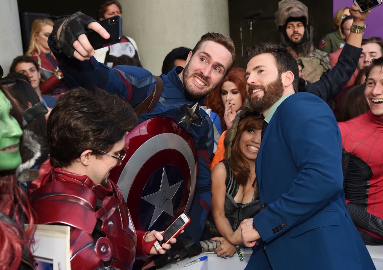 Chris Evans, de 37 años, aprovechó para saludar a sus fans, quienes usaron el traje de 'Capitán América'.